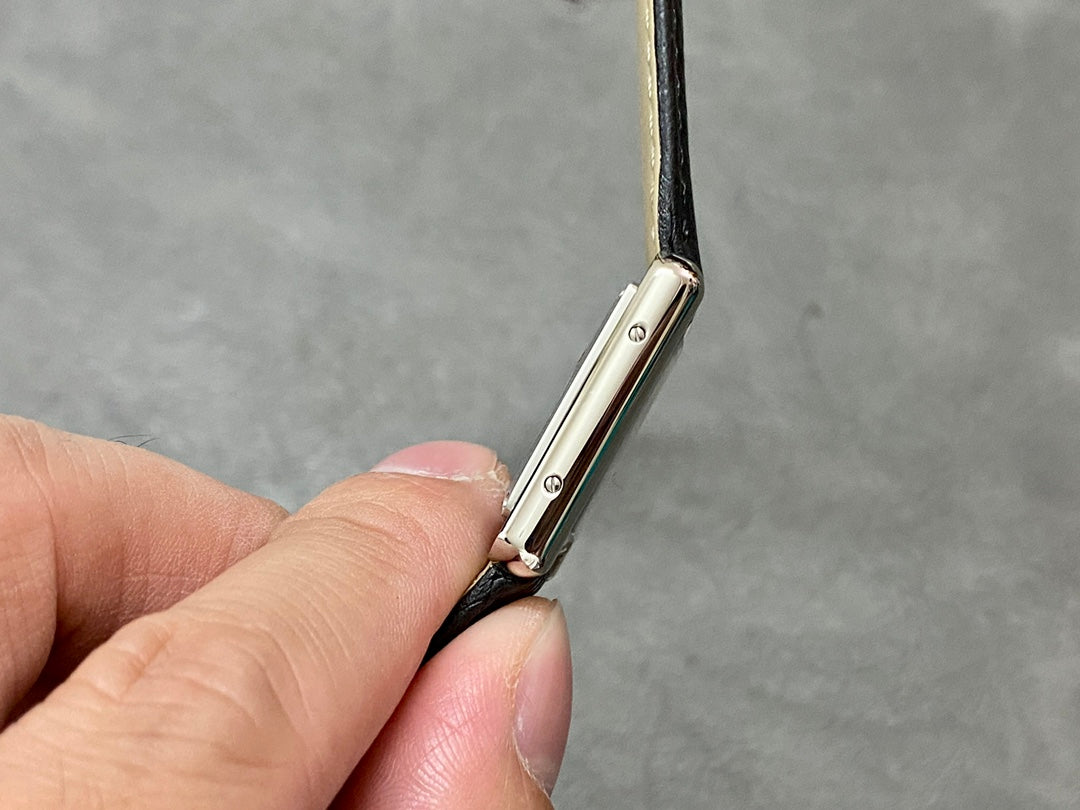CARTIER TANK MUST DE CARTIER 까르띠에 탱크 머스트 드 까르띠에 33.7mm 미디움 쿼츠 무브먼츠 화이트 다이얼 블랙 소가죽 스트랩