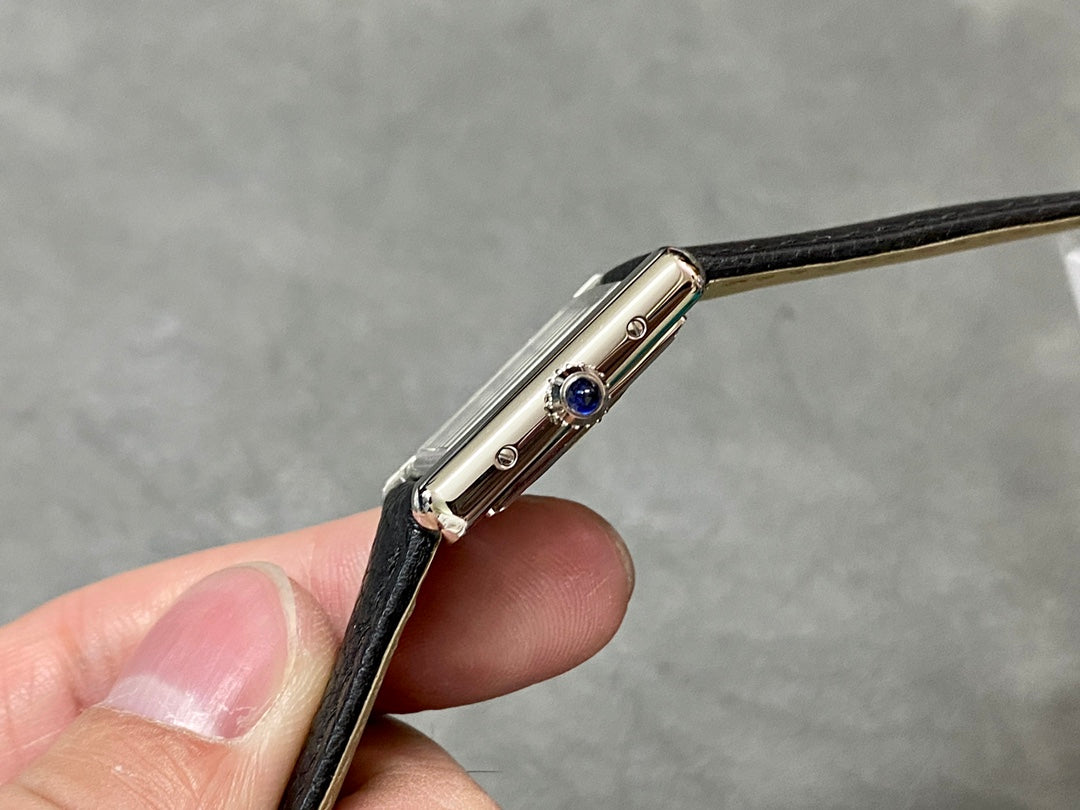 CARTIER TANK MUST DE CARTIER 까르띠에 탱크 머스트 드 까르띠에 33.7mm 미디움 쿼츠 무브먼츠 화이트 다이얼 블랙 소가죽 스트랩