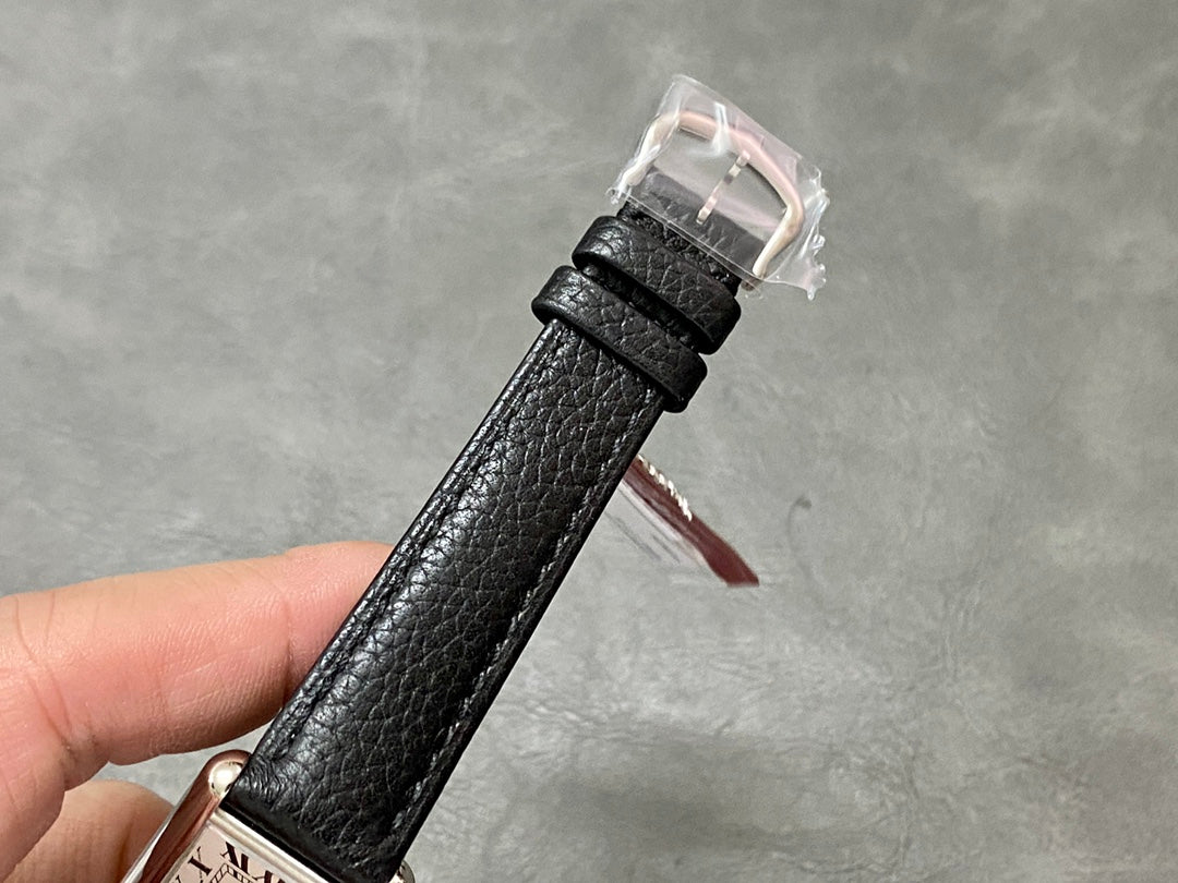 CARTIER TANK MUST DE CARTIER 까르띠에 탱크 머스트 드 까르띠에 33.7mm 미디움 쿼츠 무브먼츠 화이트 다이얼 블랙 소가죽 스트랩