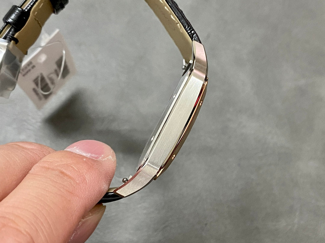 CARTIER SANTOS DE CARTIER 까르띠에 산토스 드 까르띠에 라지 33.9mm 쿼츠 무브먼츠 화이트 다이얼 블랙소가죽 스트랩