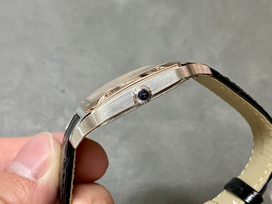 CARTIER SANTOS DE CARTIER 까르띠에 산토스 드 까르띠에 라지 33.9mm 쿼츠 무브먼츠 화이트 다이얼 블랙소가죽 스트랩