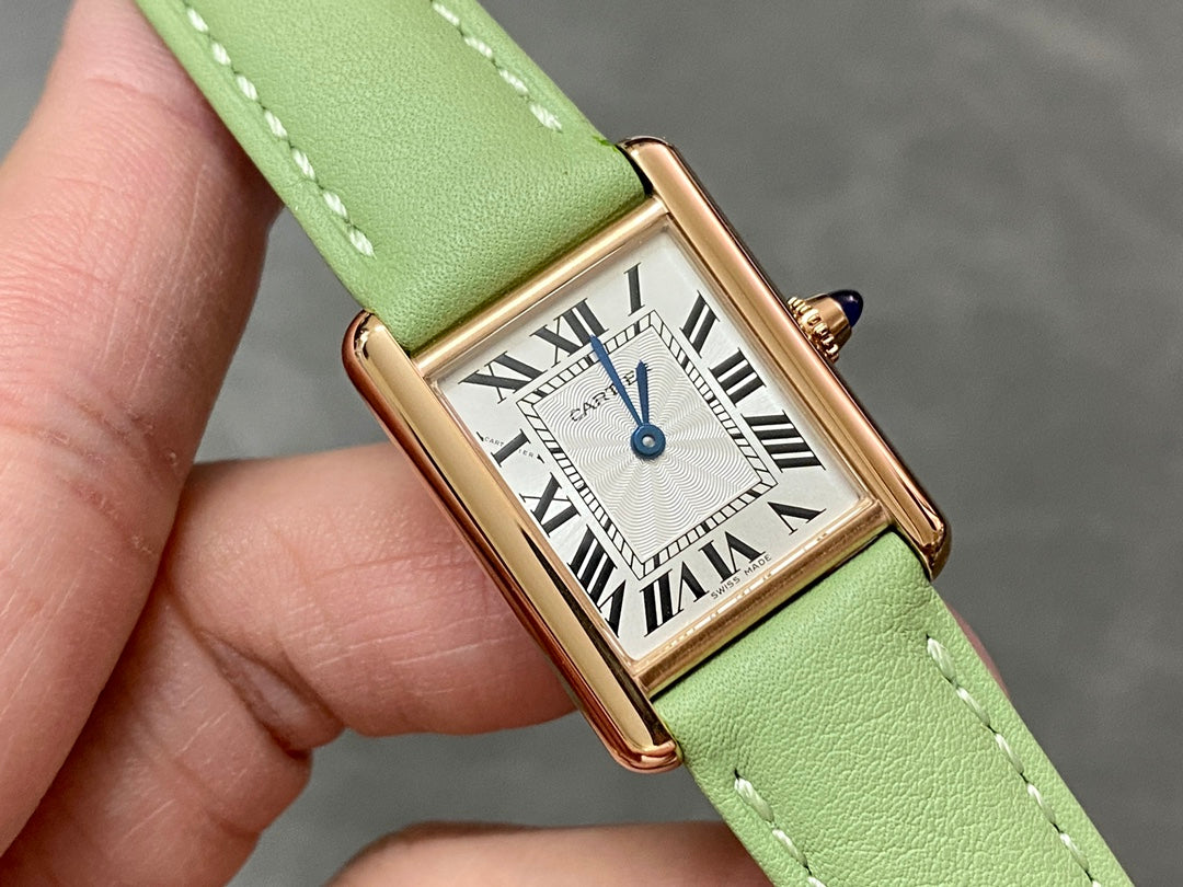CARTIER TANK MUST DE CARTIER 까르띠에 탱크 머스트 드 까르띠에 33.7mm 미디움 쿼츠 무브먼츠 화이트 다이얼 블랙 소가죽 스트랩