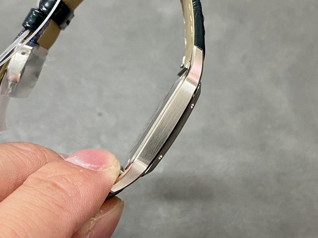 CARTIER SANTOS DE CARTIER 까르띠에 산토스 드 까르띠에 미디움 31.4mm 쿼츠 무브먼츠 화이트 다이얼 소가죽 스트랩