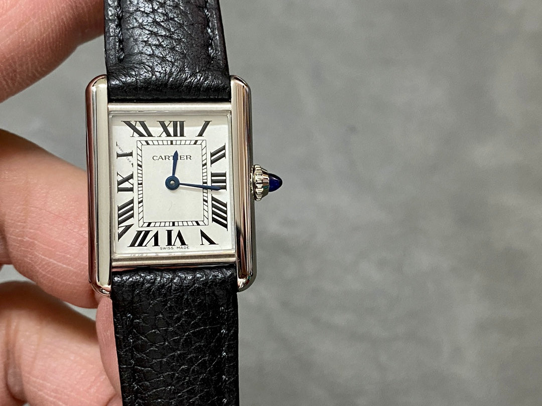 CARTIER TANK MUST DE CARTIER 까르띠에 탱크 머스트 드 까르띠에 33.7mm 미디움 쿼츠 무브먼츠 화이트 다이얼 블랙 소가죽 스트랩
