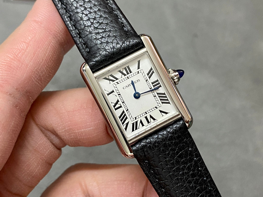 CARTIER TANK MUST DE CARTIER 까르띠에 탱크 머스트 드 까르띠에 33.7mm 미디움 쿼츠 무브먼츠 화이트 다이얼 블랙 소가죽 스트랩