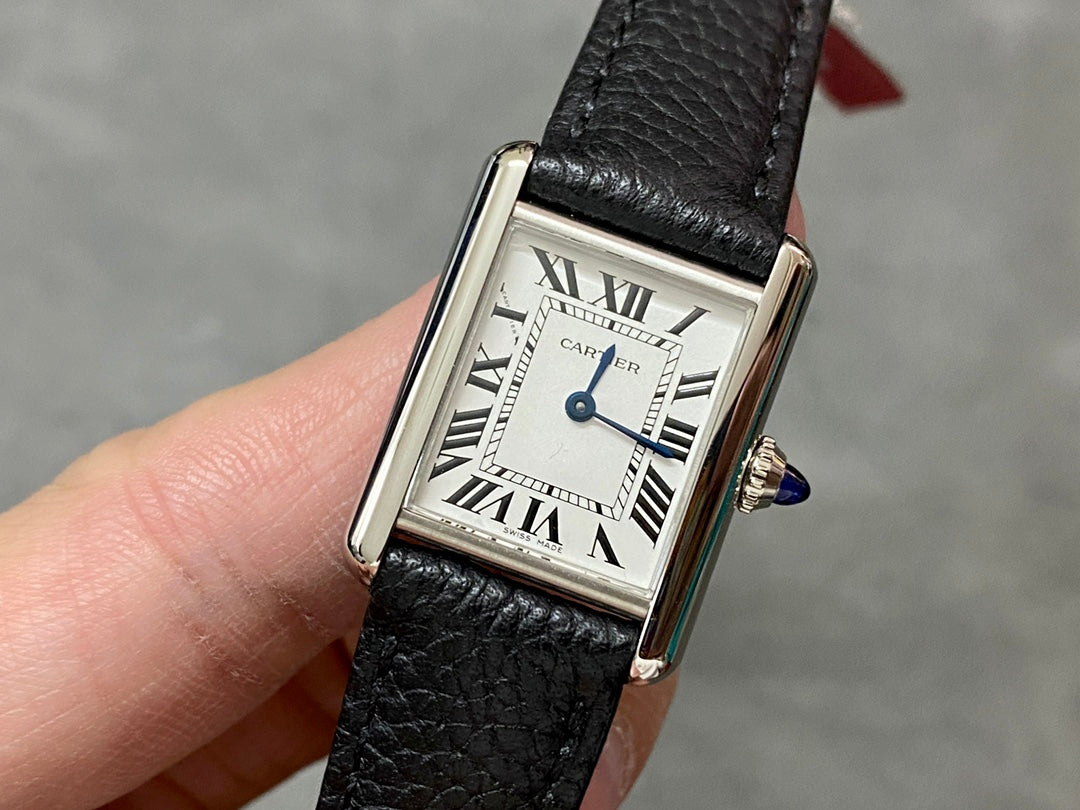 CARTIER TANK MUST DE CARTIER 까르띠에 탱크 머스트 드 까르띠에 33.7mm 미디움 쿼츠 무브먼츠 화이트 다이얼 블랙 소가죽 스트랩