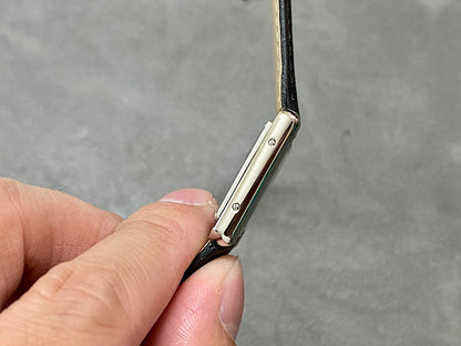 CARTIER TANK MUST DE CARTIER 까르띠에 탱크 머스트 드 까르띠에 33.7mm 미디움 쿼츠 무브먼츠 화이트 다이얼 블랙 소가죽 스트랩
