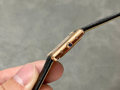 CARTIER TANK MUST DE CARTIER 까르띠에 탱크 머스트 드 까르띠에 27mm 스몰 쿼츠 무브먼츠 화이트 다이얼 블랙 소가죽 스트랩