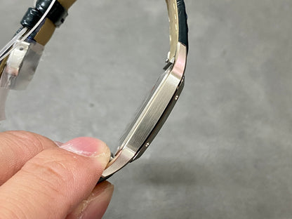 CARTIER SANTOS DE CARTIER 까르띠에 산토스 드 까르띠에 미디움 31.4mm 쿼츠 무브먼츠 화이트 다이얼 소가죽 스트랩